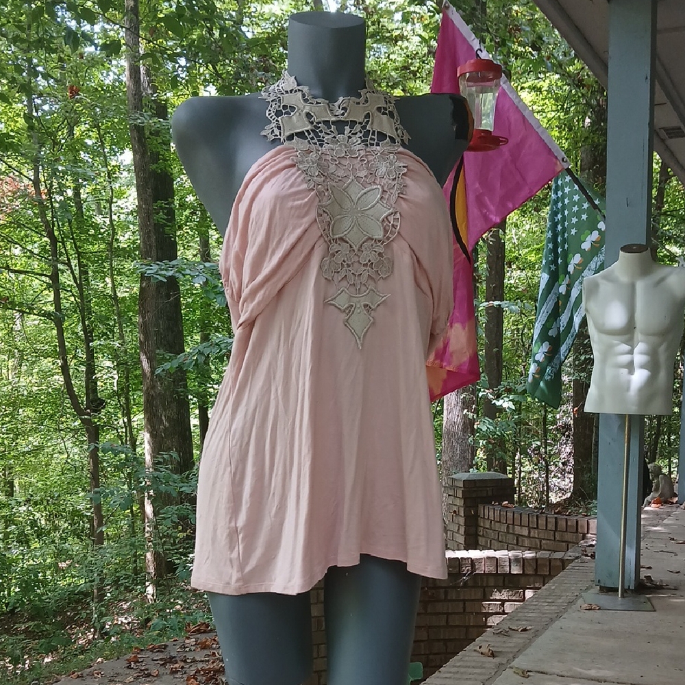 Elegant Pink Halter Top with Lace Detail.sz.‎ L.